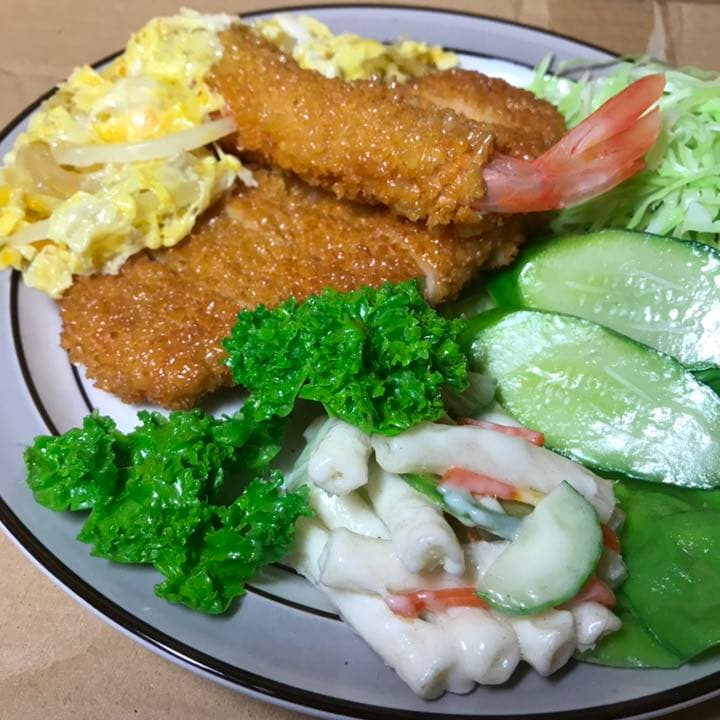 食品サンプル エビフライ トンカツ 卵とじ キャベツ千切り 胡瓜部分