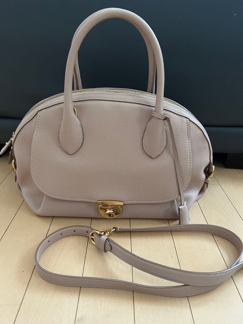 フェラガモベージュ レザー ハンドバッグ