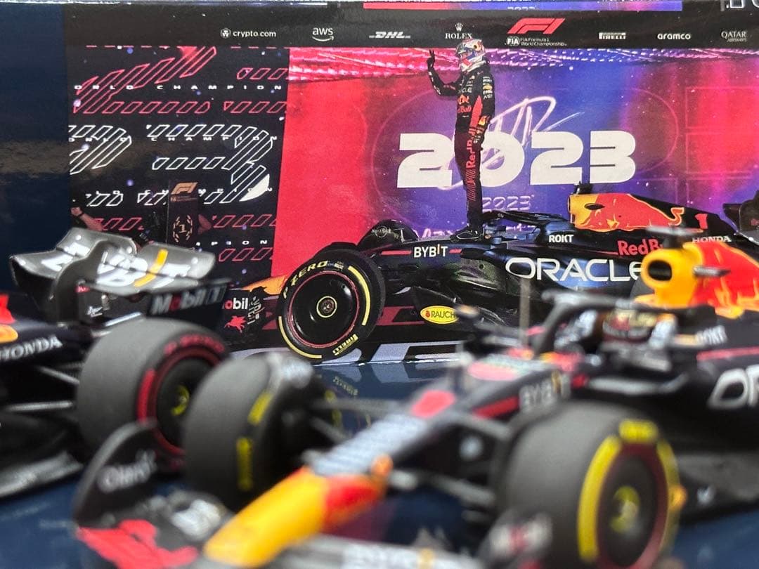 フェルスタッペン ミニチャンプス 2023 レッドブルrb19ミニカー2台セット