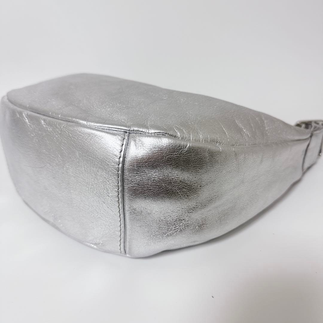 【人気商品】russet ショルダーバッグ　シルバー　ラウンドショルダー　レザー