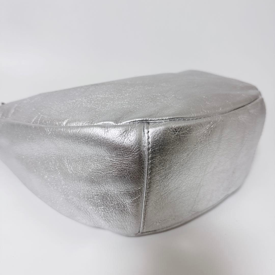 【人気商品】russet ショルダーバッグ　シルバー　ラウンドショルダー　レザー