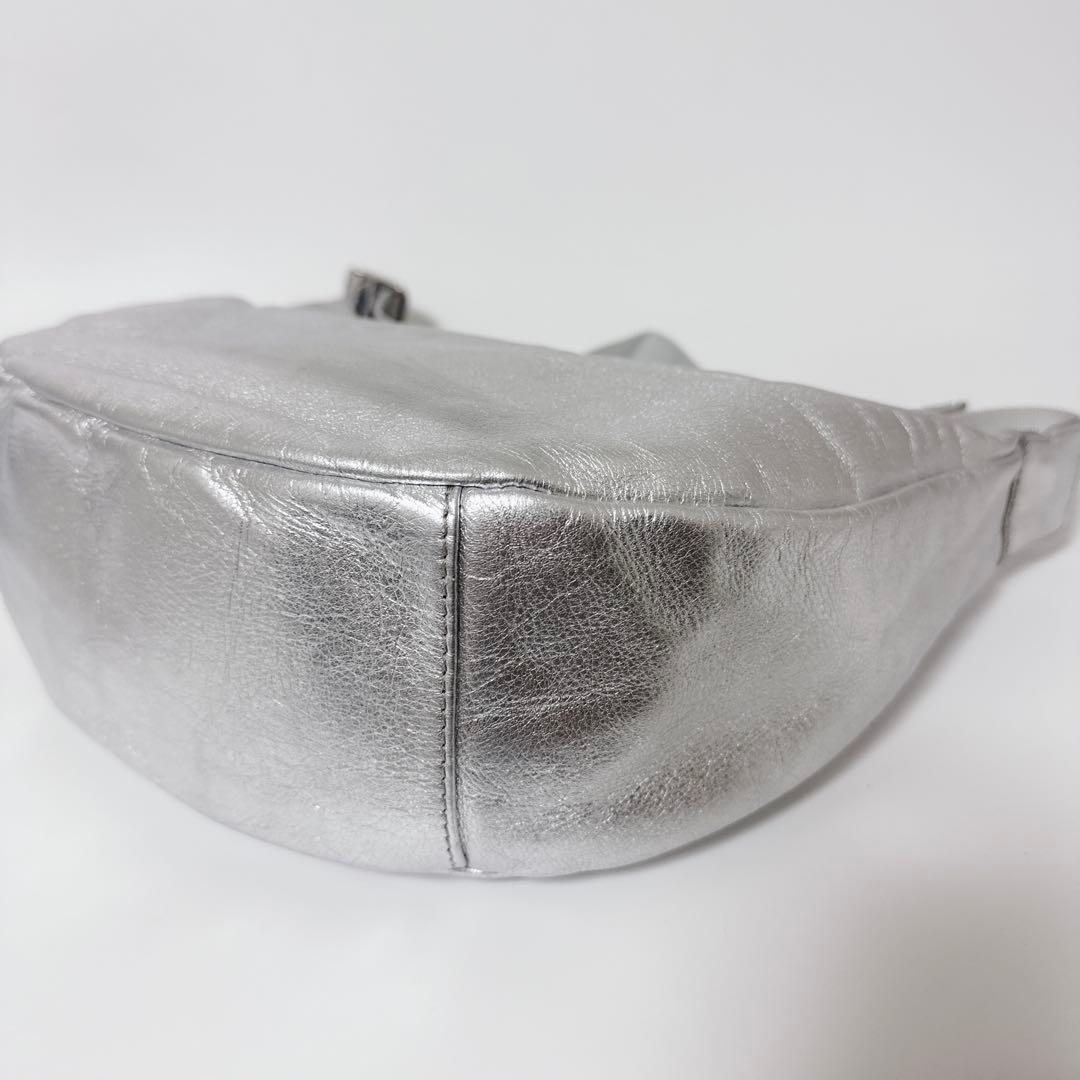 【人気商品】russet ショルダーバッグ　シルバー　ラウンドショルダー　レザー