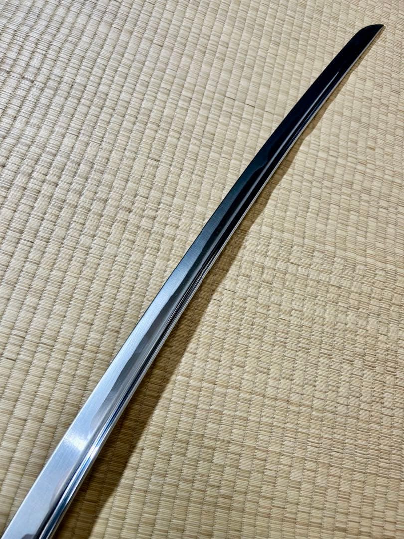 模造刀 太刀　※刀身に樋があり、鍔に花模様のある刀！