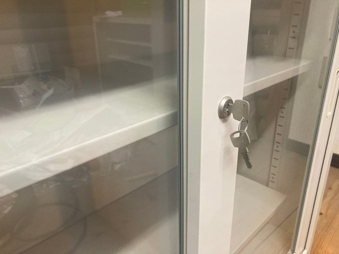 コクヨ、スチール製ガラス扉保管庫 3段棚、鍵付き