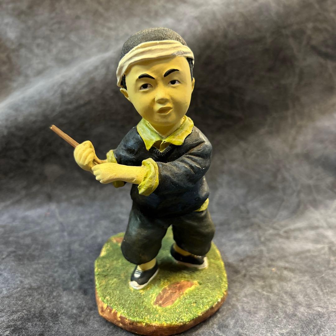 昭和レトロ少年のフィギュア 棒を持ったデザイン