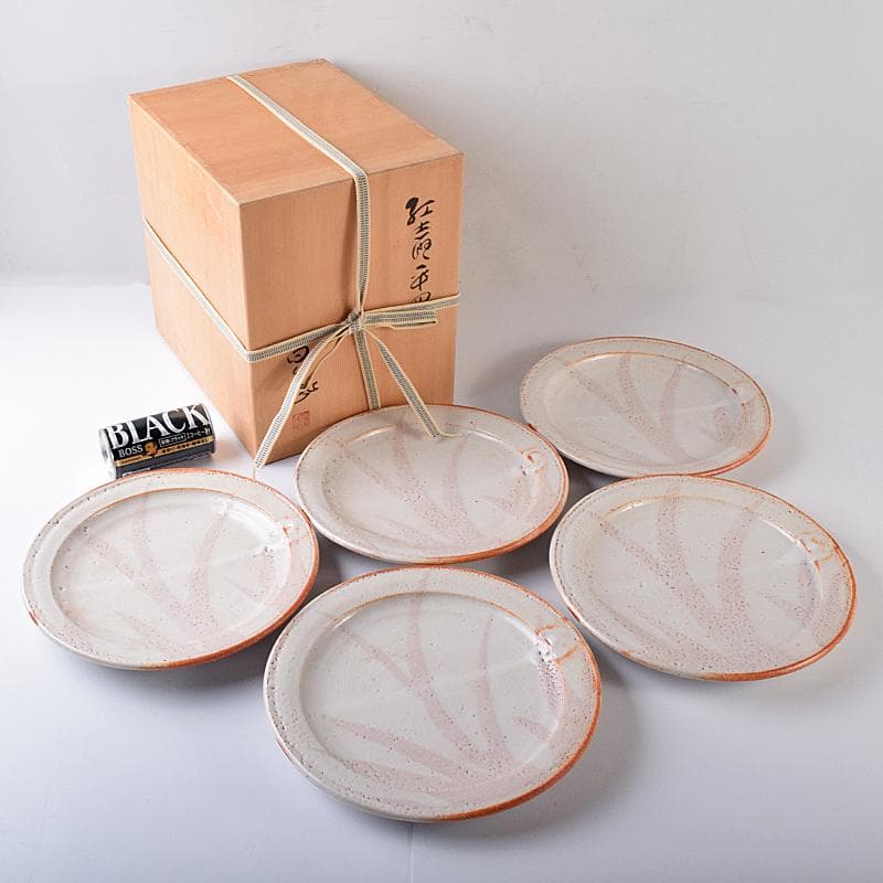 和食器　美濃焼　安藤日出武作　紅志野　草文　平皿　五客　共箱　M　R7893B 和食器 美濃焼 安藤日出武作 紅志野 草文 平皿 五客 共箱 M R7893B