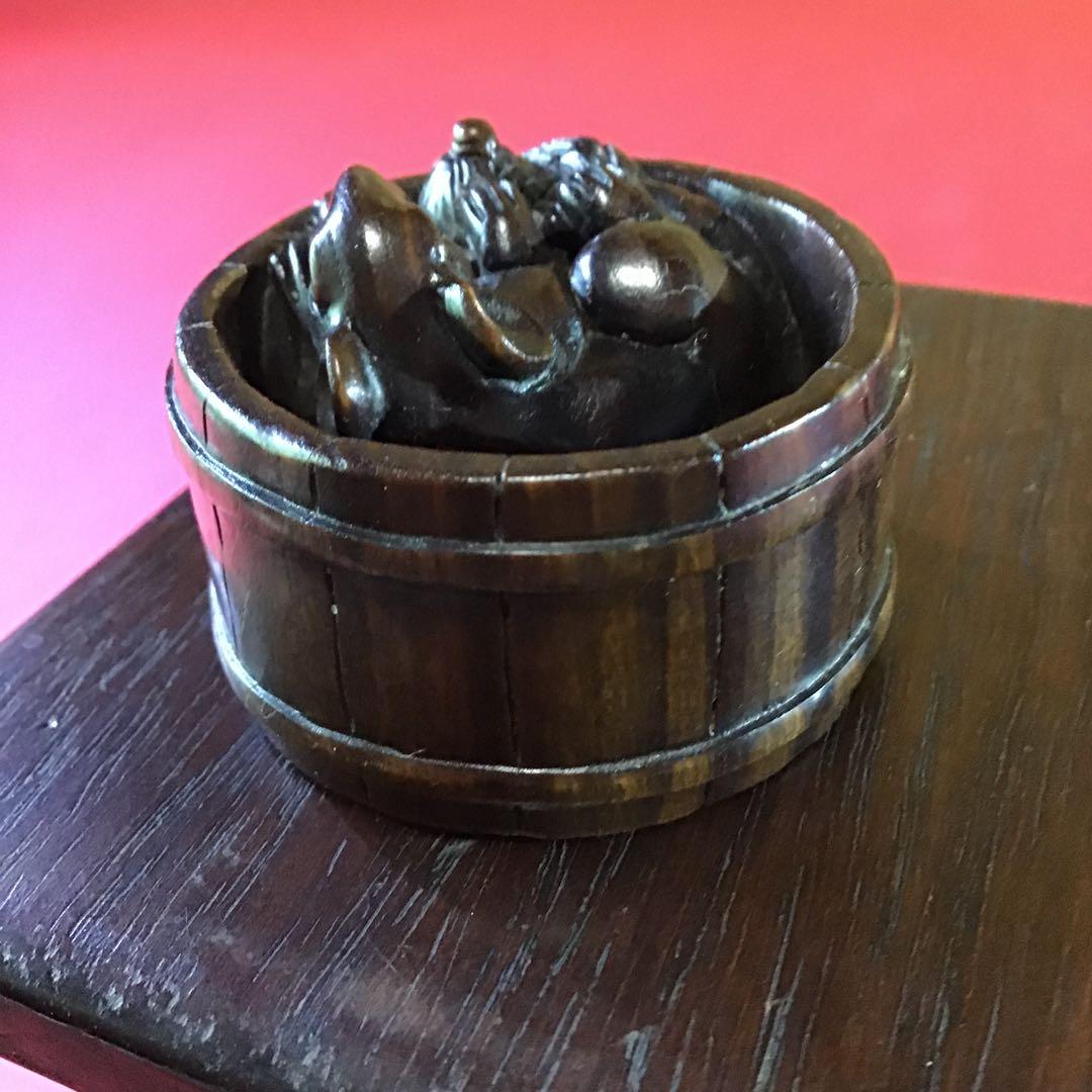 根付 桶に福鼠 黒檀材質 N13の通販はau PAY マーケット - 輸入雑貨の