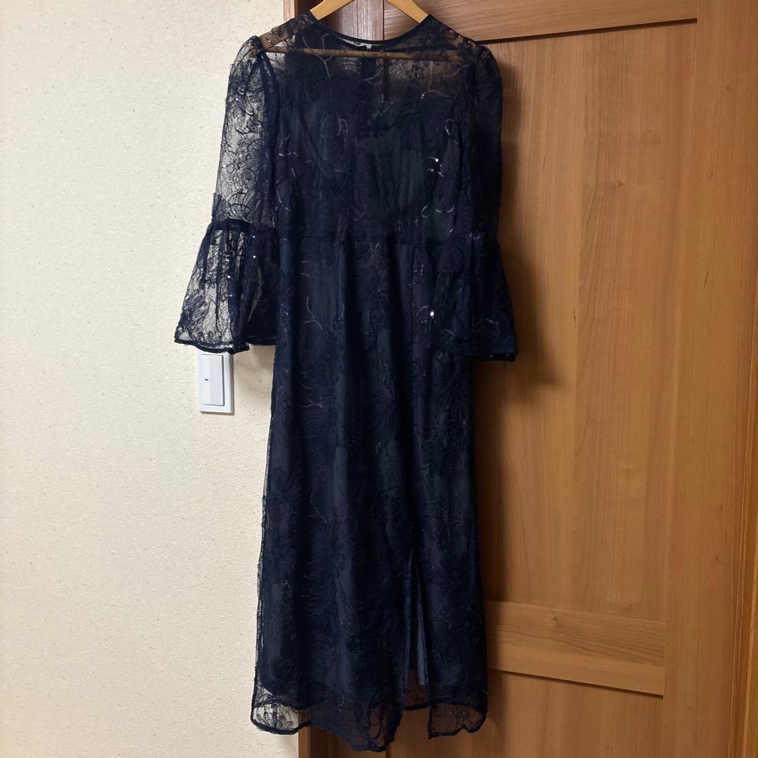 【LEJA】スパンコール刺しゅうレース透け感フレアスリーブスリット入りIライン