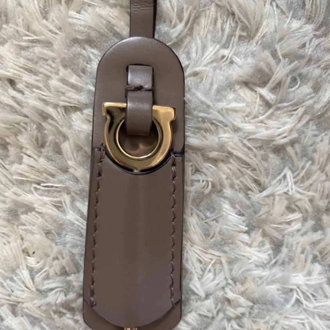 発*ら様 【美品】フェラガモ　ハンドバッグ BOX7 M