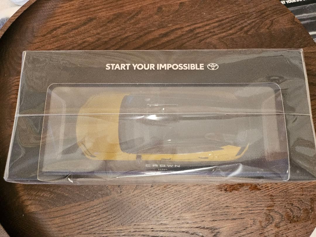 トヨタ CROWN SPORT ミニカー 1/30 ブラック✕マスタード