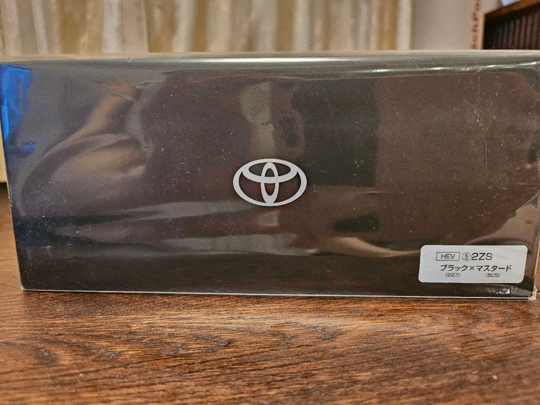 トヨタ CROWN SPORT ミニカー 1/30 ブラック✕マスタード