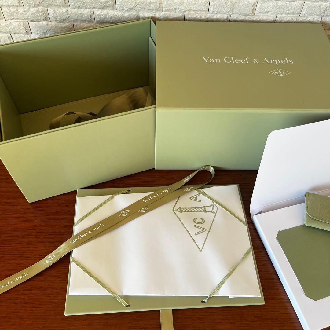 Van Cleef & Arpels ギフトボックス ケアセット - メルカリ