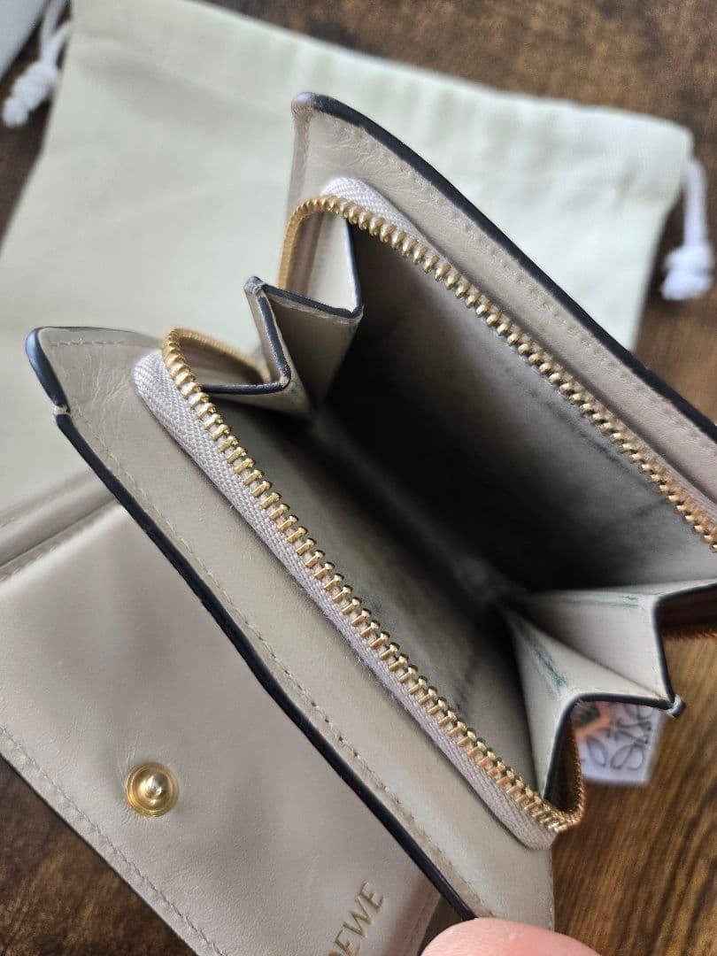 ２４時間以内限定値下げLOEWE ベージュ 二つ折り財布