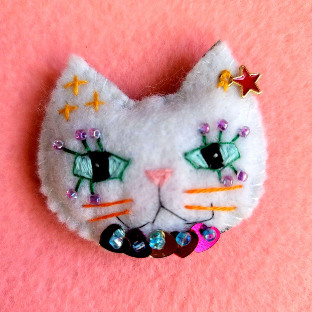 白猫ブローチ まつ毛キラキラ フェルト - メルカリ