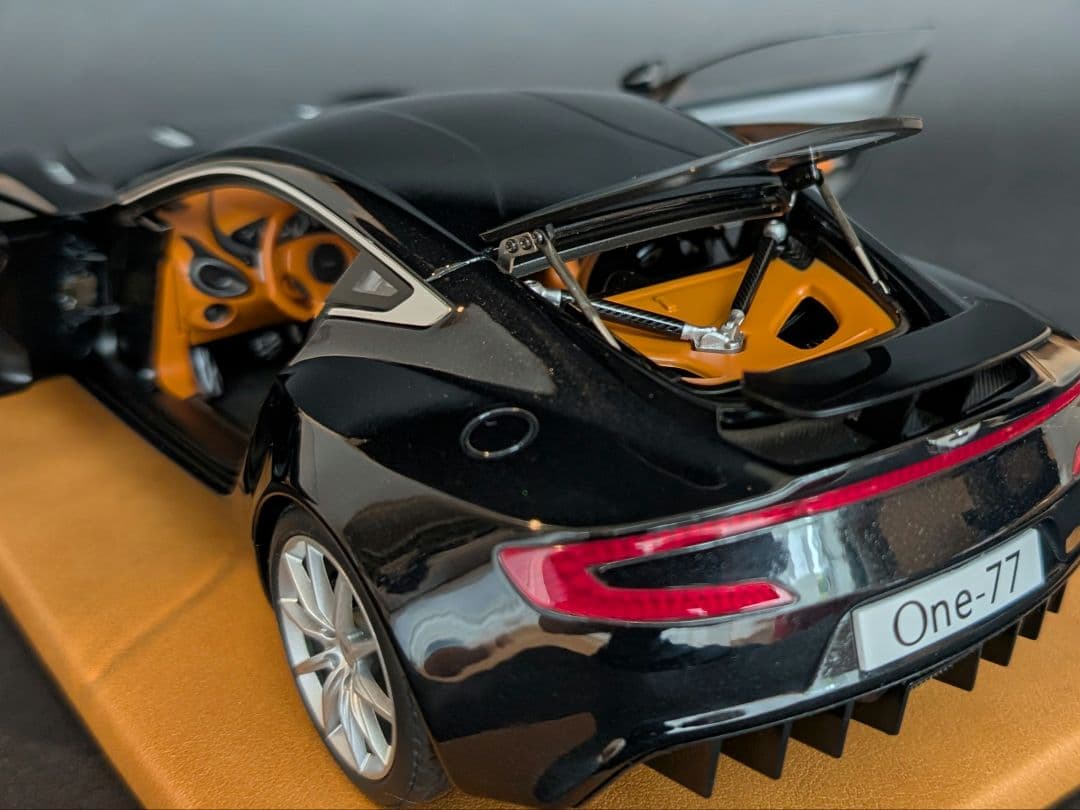 オートアート 1/18 ASTON MARTIN ONE-77 ブラックパール