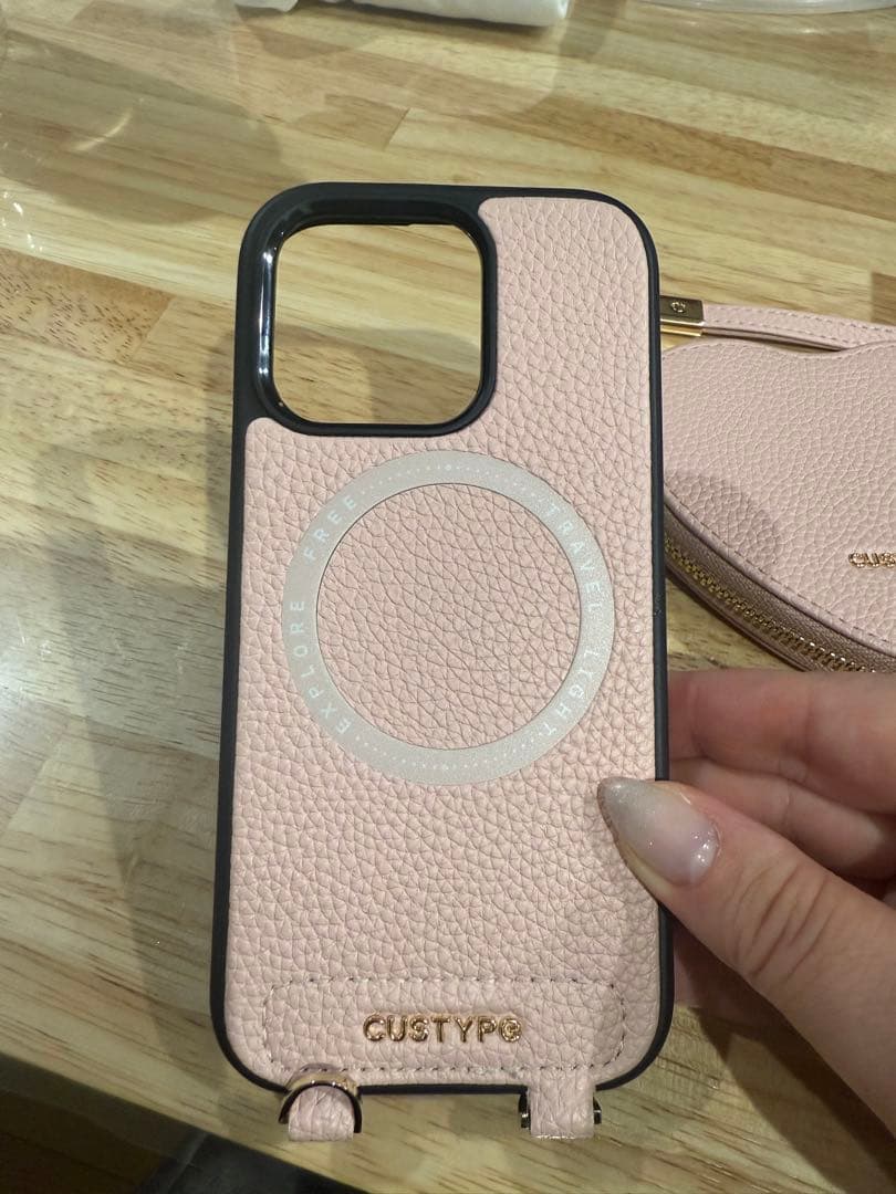 CUSTYPE ハート型スマホショルダーバッグ　iPhone16pro