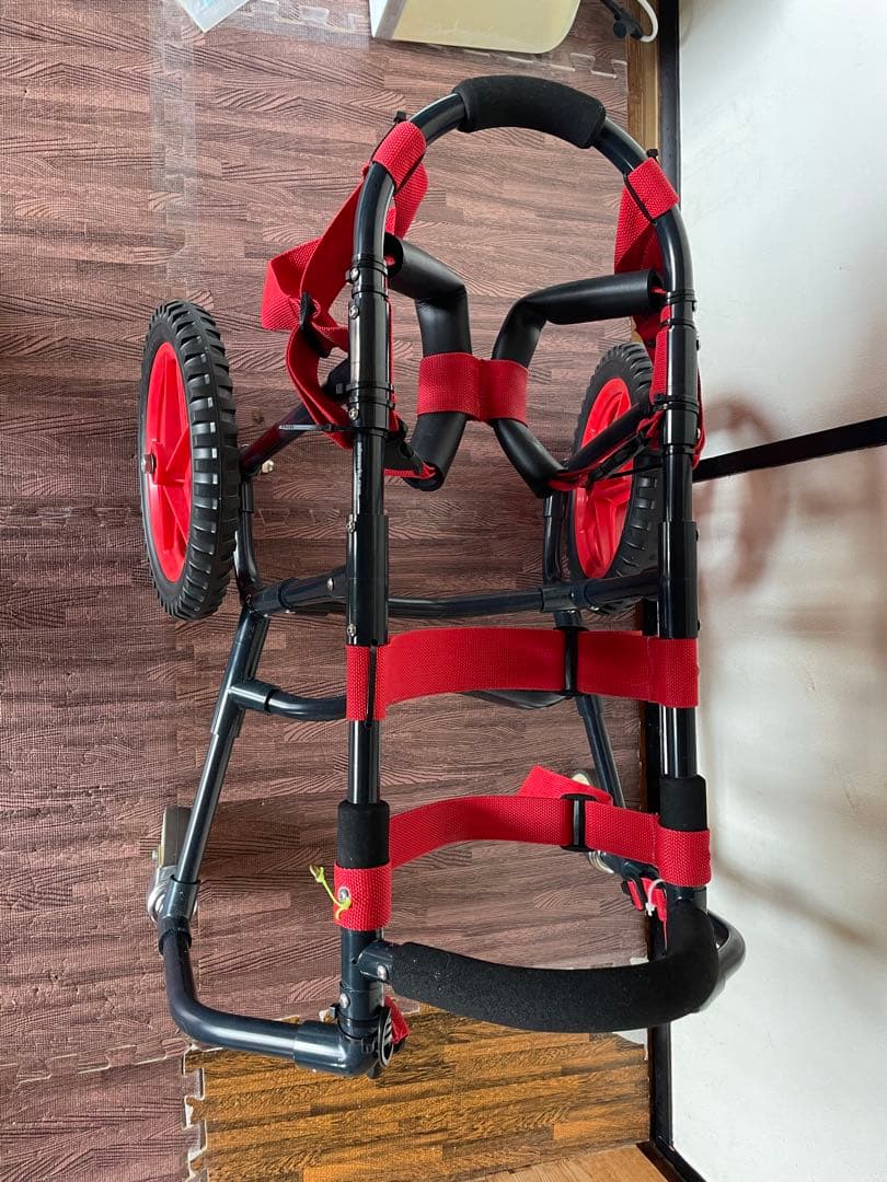 犬用車いす 赤と黒 大きな車輪アドワークス