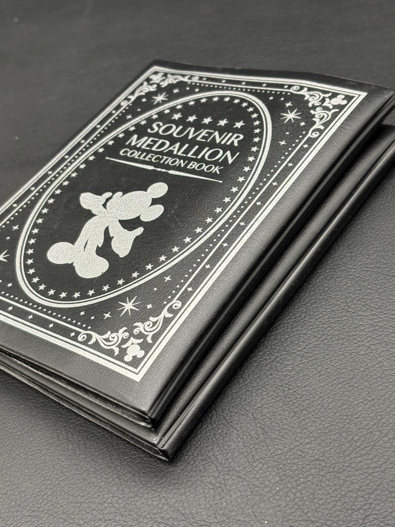 2017東京ディズニー】ミッキーマウス メダリオン 収集コレクション ブック