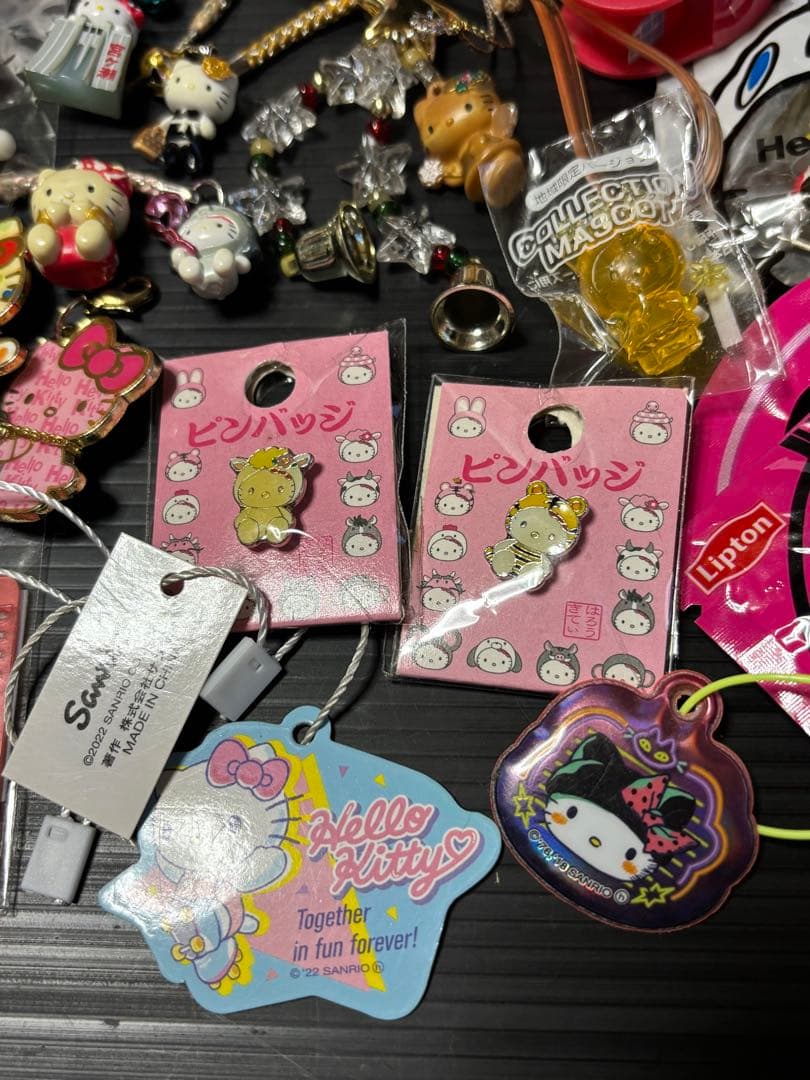 サンリオ　キティ　ストラップ　キーホルダー　ピンバッジ　他　セット