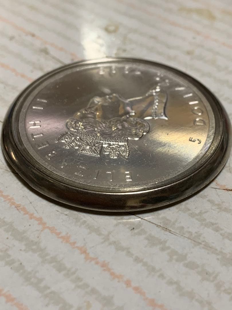 懐中時計　メープルリーフ5ドル製　クォーツタイプ重さ55g不動可能性強し