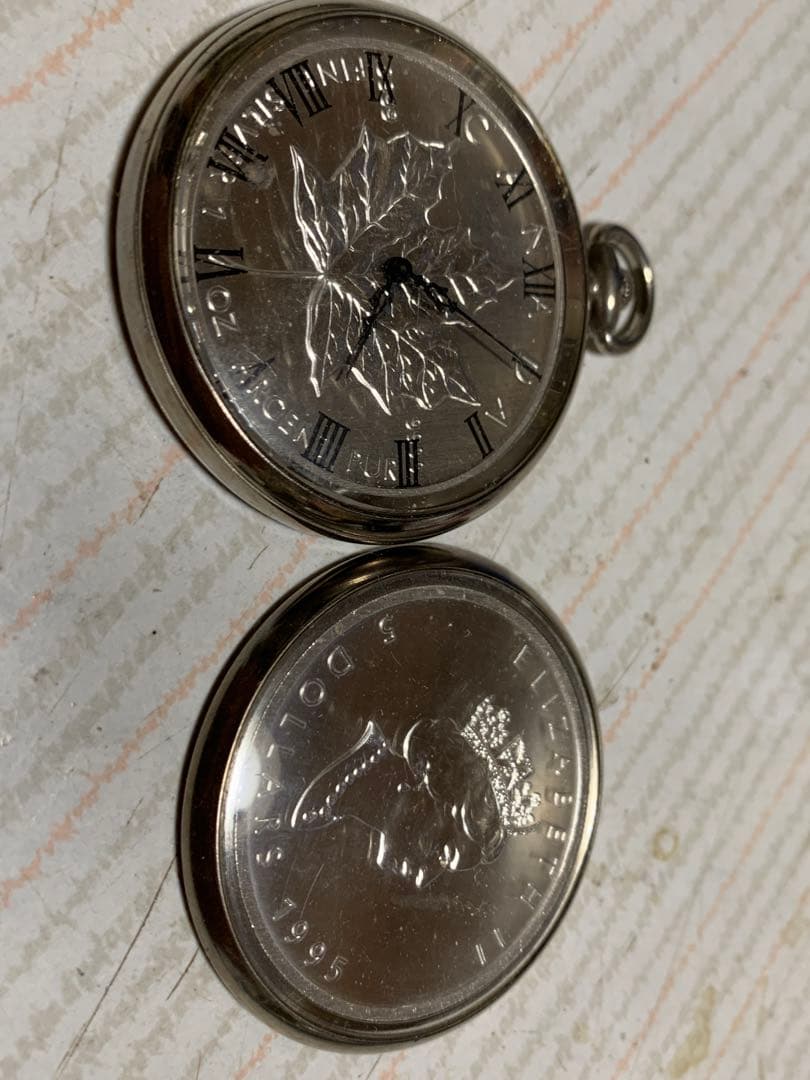 懐中時計　メープルリーフ5ドル製　クォーツタイプ重さ55g不動可能性強し