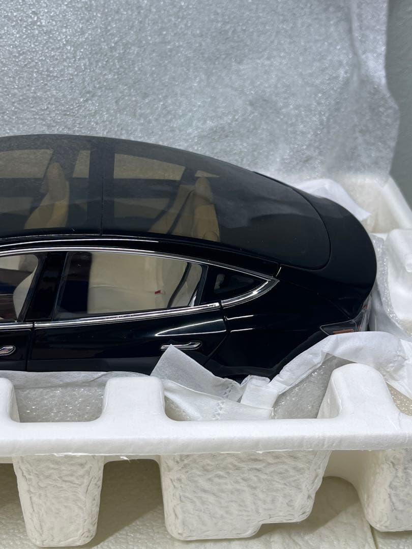 ミニカー　1/18 テスラ　モデル3 ブラック