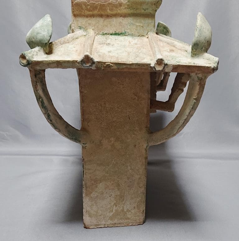 東漢時代　出土品　緑釉銀化楼閣 彩文土器 高さ31.8㎝　（B）