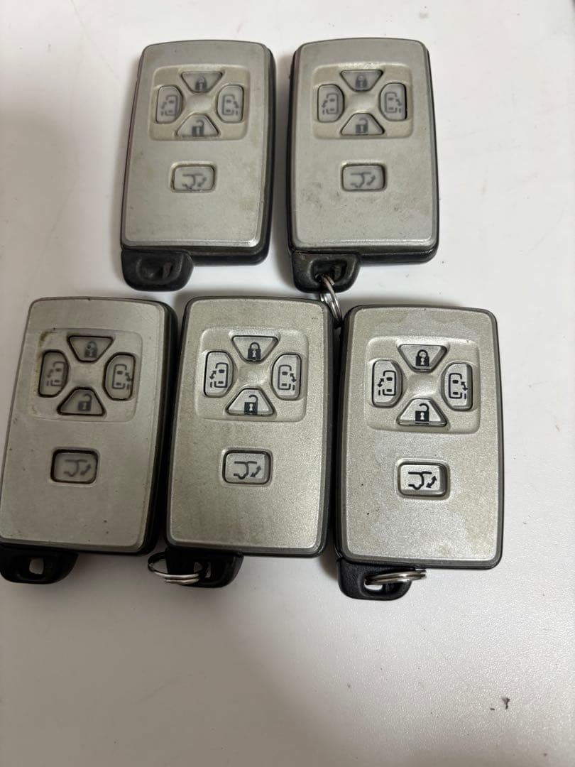 トヨタ純正スマートキー (*合計60個) 13個は電池切れてます。
