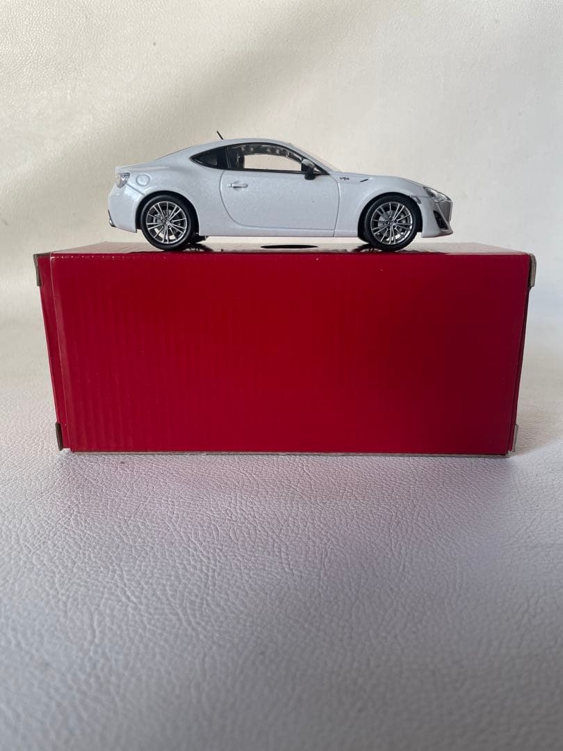 トヨタ 86 色見本 ミニカー 1/30 ①37J サテンホワイトパール 非売品