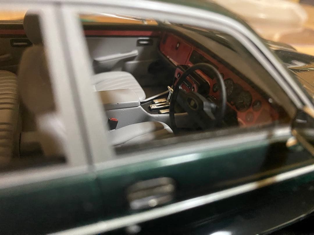 ジャガー XJ6 SIII グリーン 1/18スケール Cult製 ミニカー