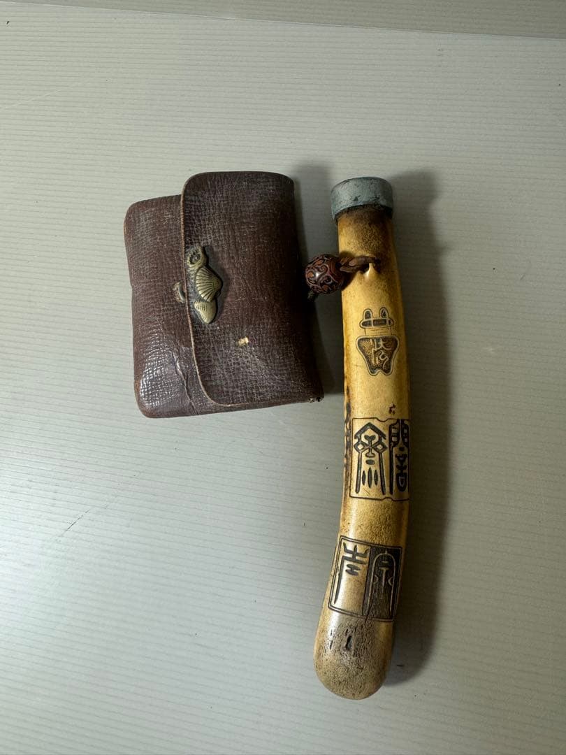 2121  骨董　古い煙草入れ　根付彫刻キセル入れ　時代物 2121 骨董 古い煙草入れ 根付彫刻キセル入れ 時代物