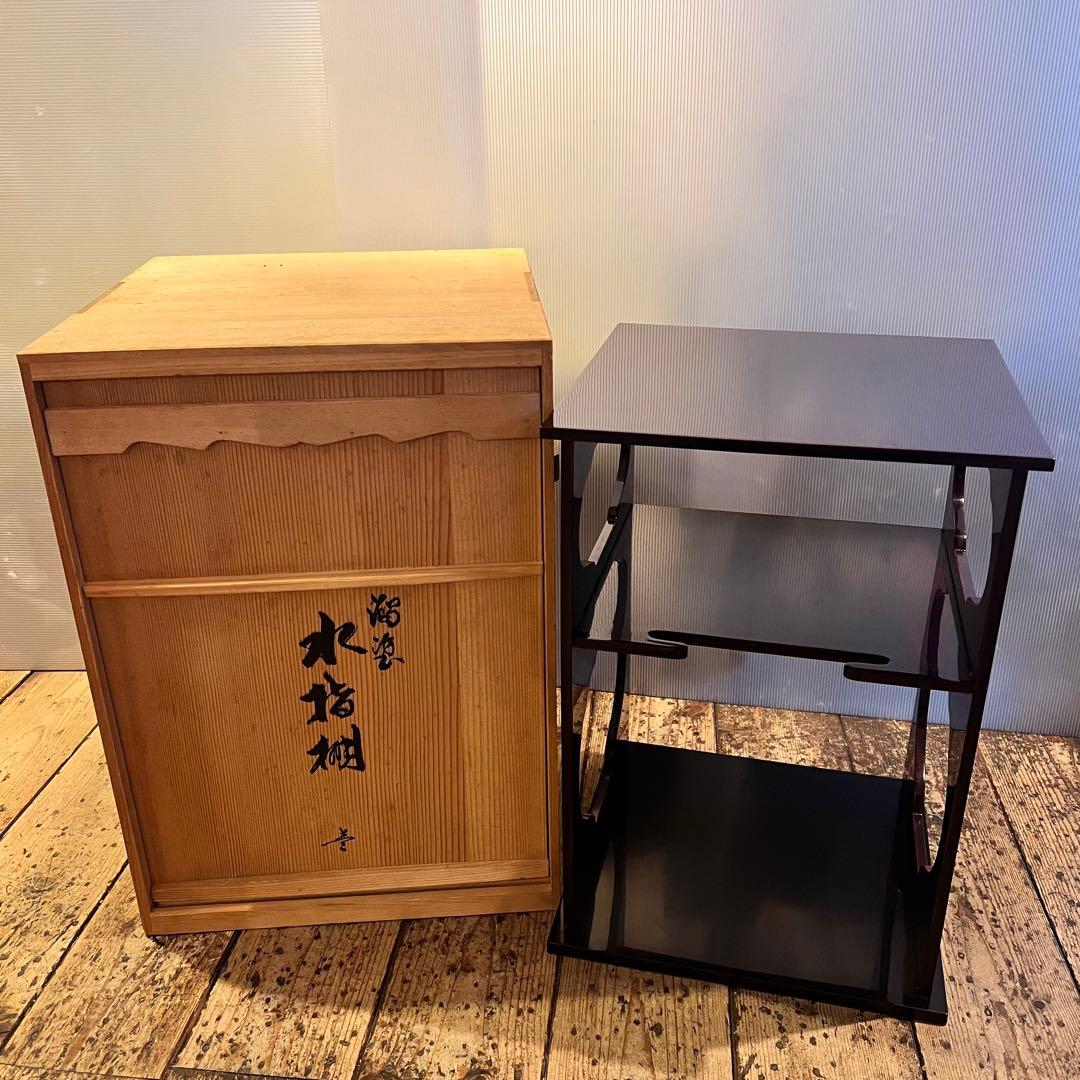 万博ギニアパビリオンの木製サイの彫刻