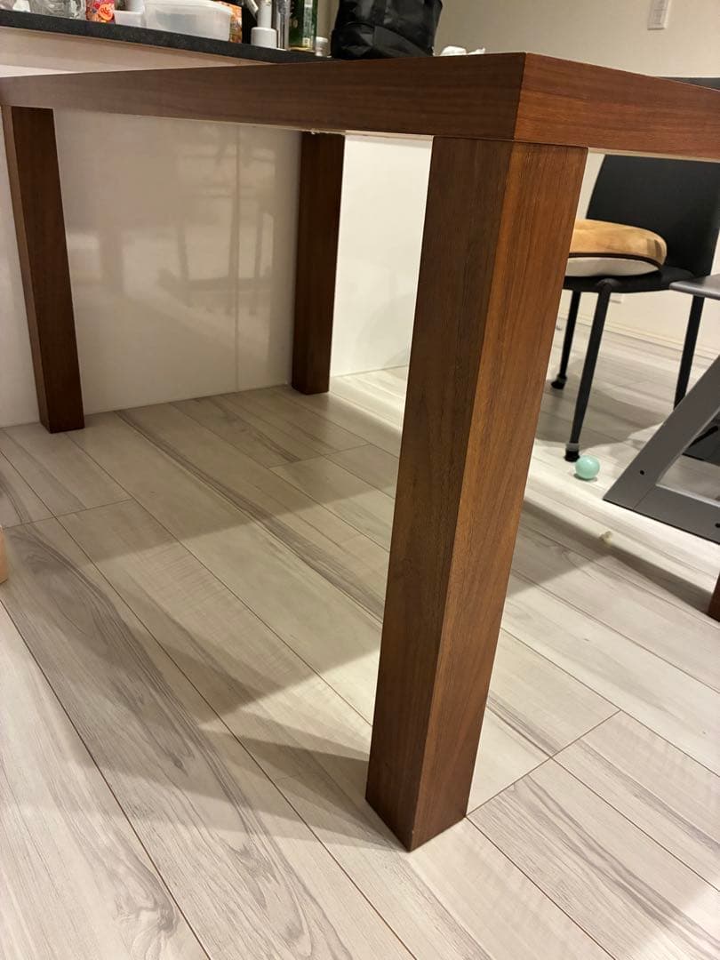 ブラウン木製ダイニングテーブル