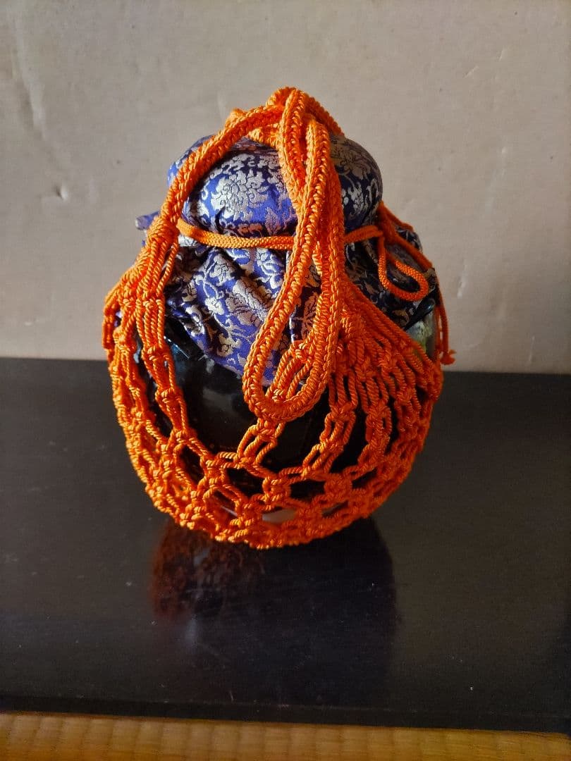 木箱入り オレンジの編み紐付き 飾り壺