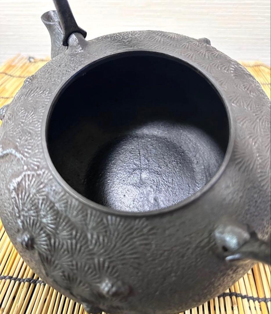 未使用品、供箱、栞付　南部秀山堂　佐藤 勝弘作　１５型松文様　鉄瓶　南部鉄瓶