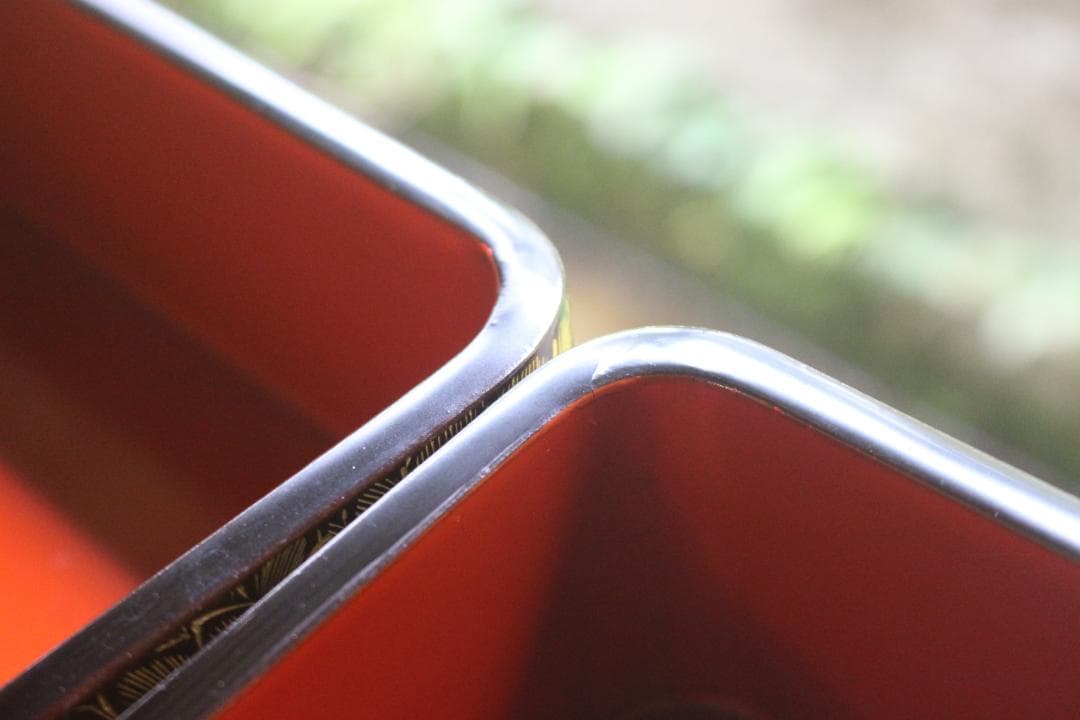 極小保管キズ有！端正な内朱黒漆に優美な菊沈金の映える輪島塗二段重（検重箱お重重箱