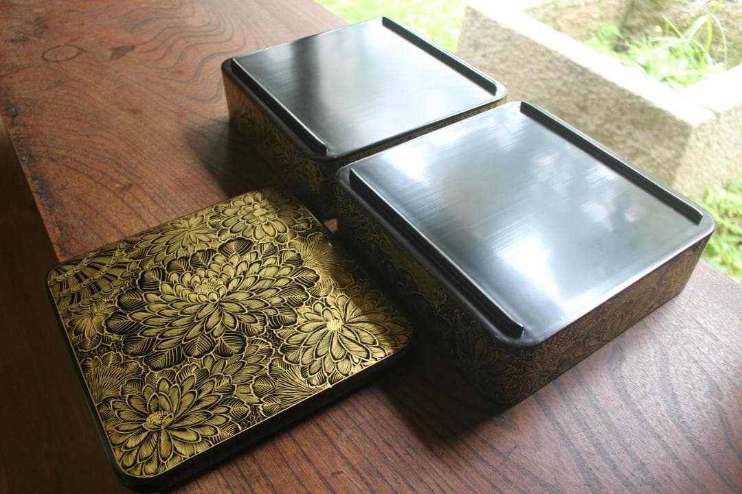 極小保管キズ有！端正な内朱黒漆に優美な菊沈金の映える輪島塗二段重（検重箱お重重箱