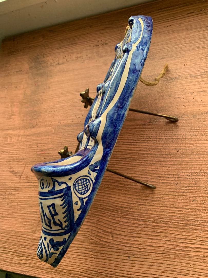 グランピエ ビンテージスペイン陶器の聖水入れ壁掛け！大胆な筆使いが