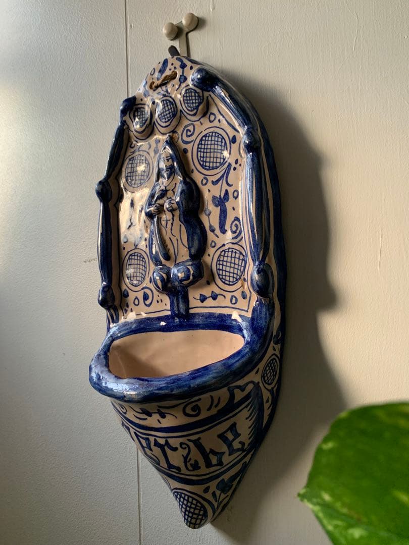 グランピエ ビンテージスペイン陶器の聖水入れ壁掛け！大胆な筆使いが