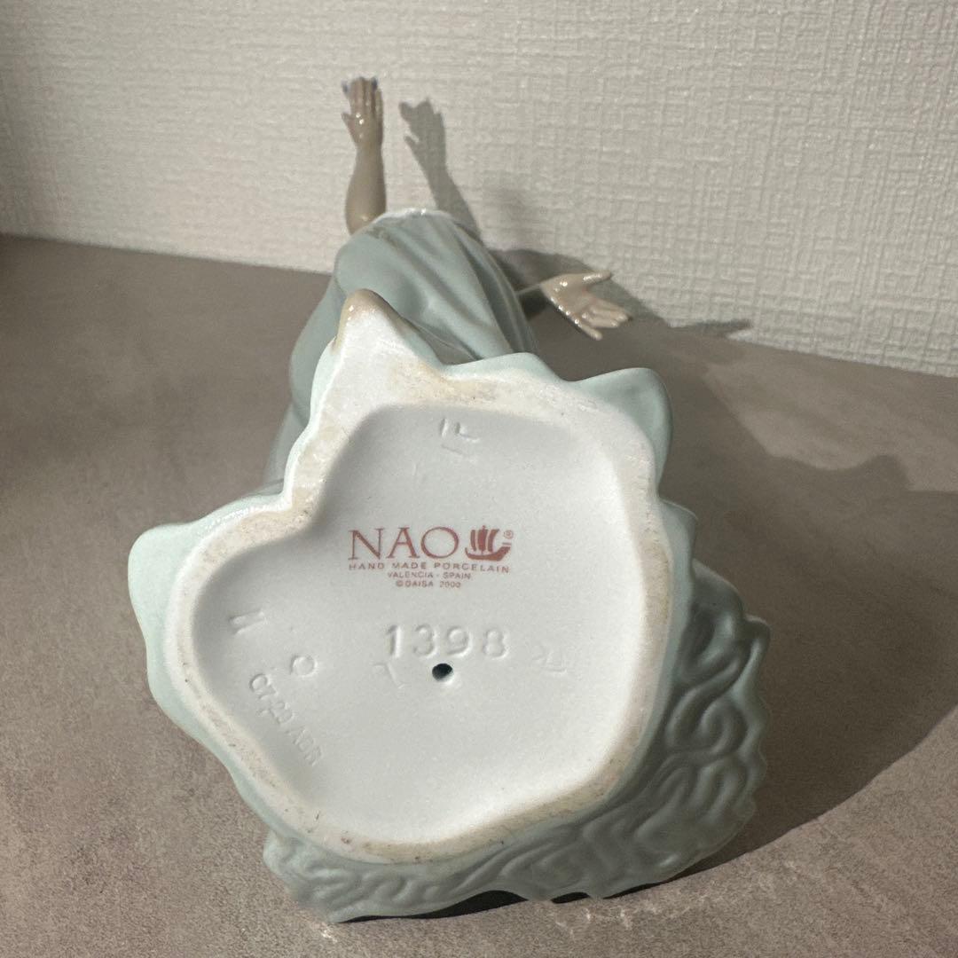 美品】Nao リヤドロ 蝶と戯れてGirl Holding Butterfly - メルカリ