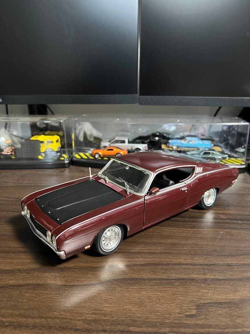 フォード　トリノ　 1/18 ミニカー