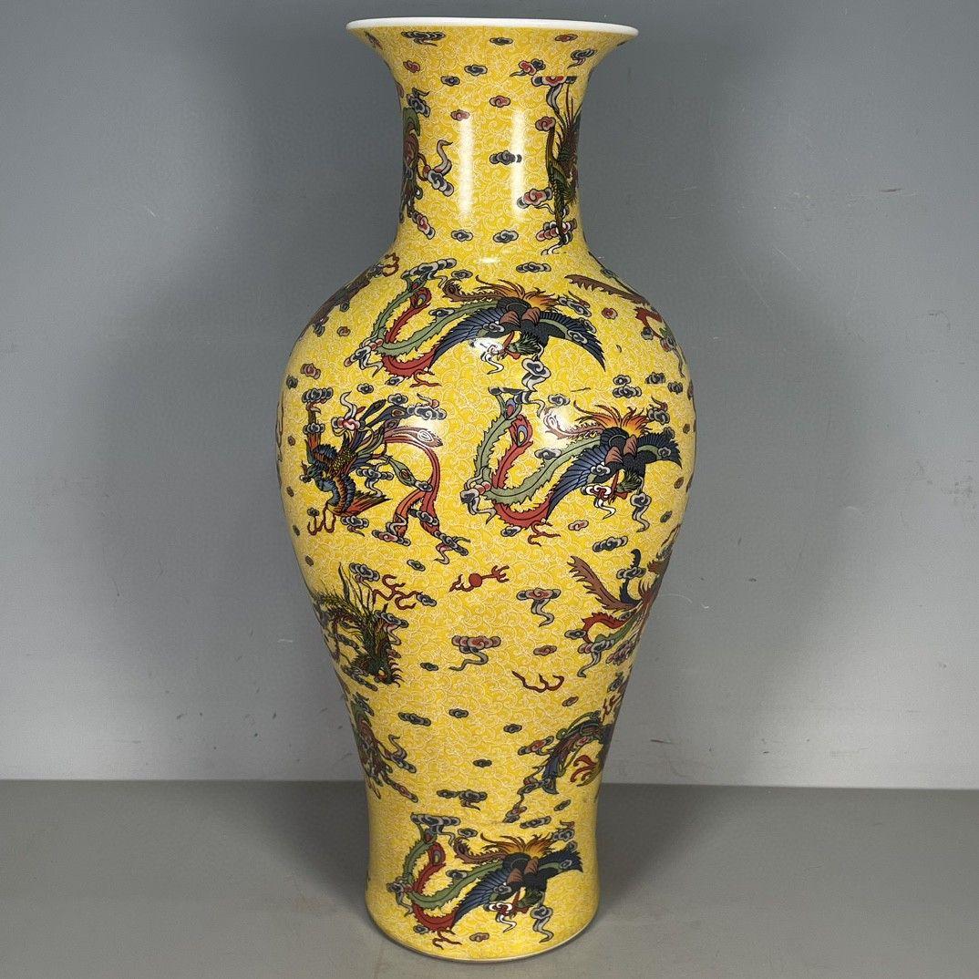 大清雍正黄釉五彩龍紋賞瓶 景徳鎮 陶磁器 装飾品