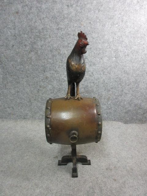 鉄製太鼓に尾長鶏置物 [B24963]
