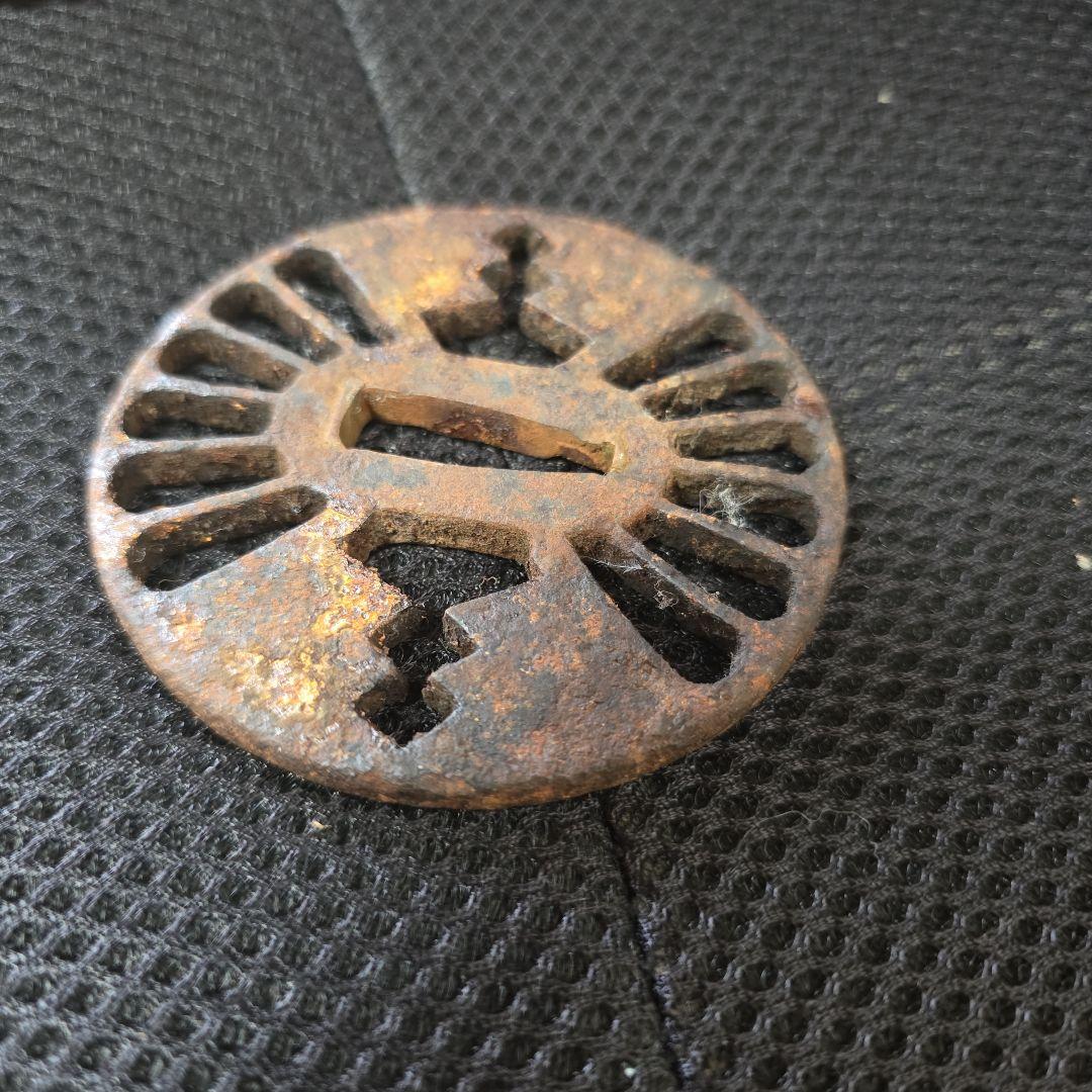 金属製 鍔(つば) 錆びた円形デザイン