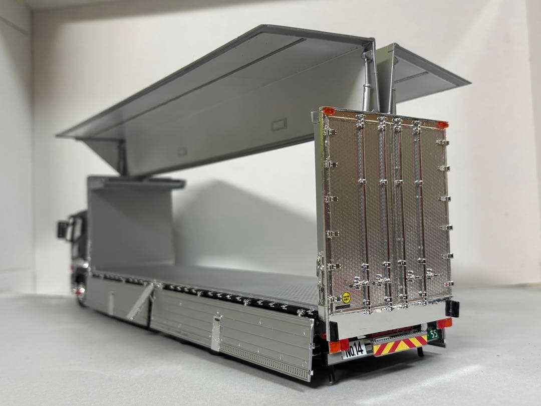 週末限定値下げ！1/32デコトラプラモデル スーパーグレート4軸低床冷凍