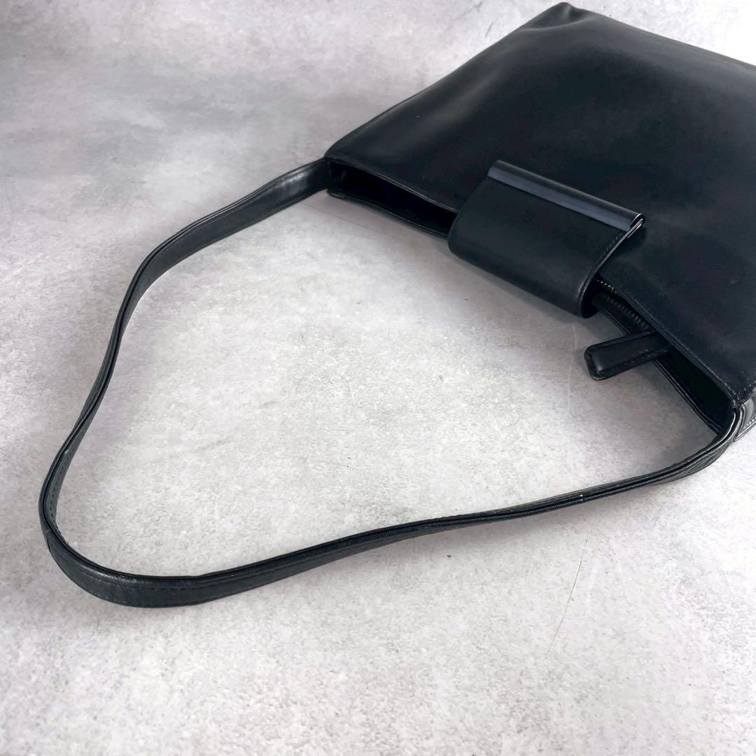 美品 ジバンシー ショルダーバッグ ロゴ金具 オールレザー フラップ ブラック