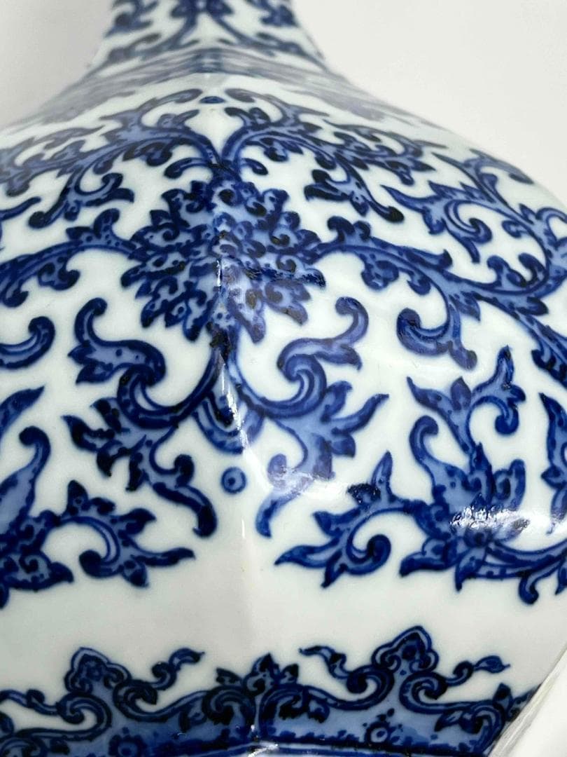 清乾隆時代 【大清乾隆年製】在銘 青花 染付花卉唐草文六方長頸瓶(B-75