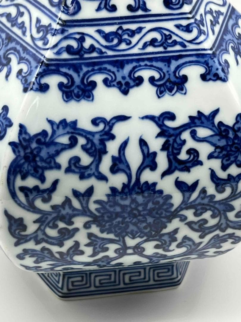 清乾隆時代 【大清乾隆年製】在銘 青花 染付花卉唐草文六方長頸瓶(B-75