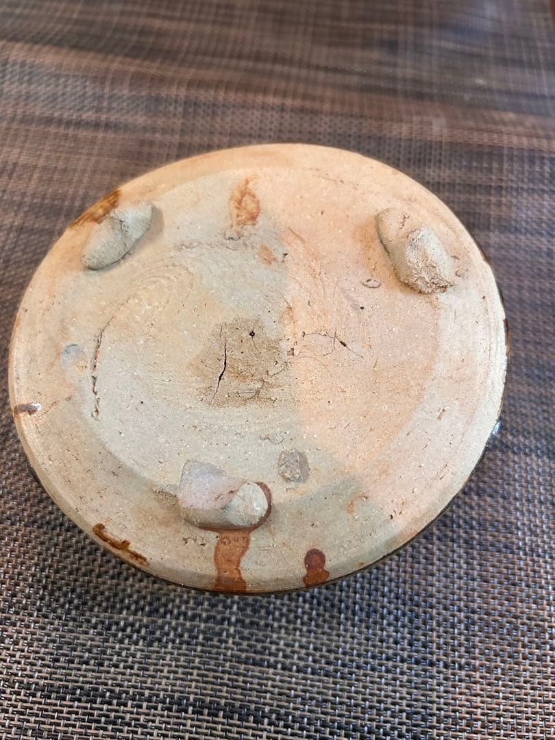 希少 桃山 掘の手（発掘品）菊花紋 織部 三つ足 香炉 飴釉（