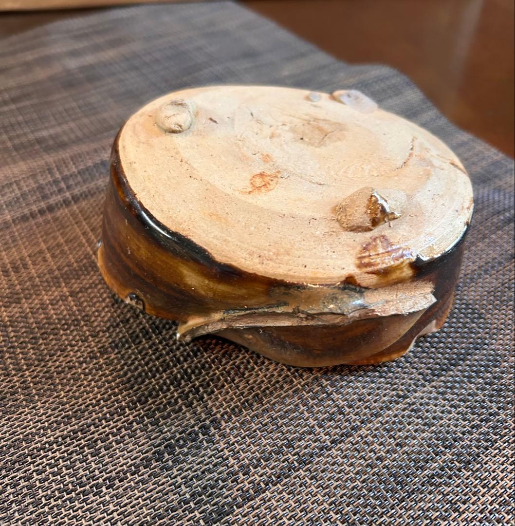 希少 桃山 掘の手（発掘品）菊花紋 織部 三つ足 香炉 飴釉（